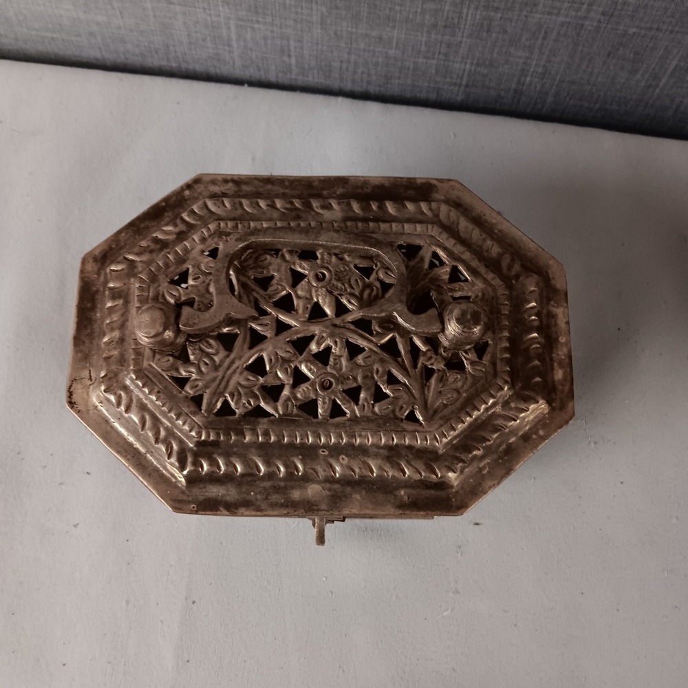 Vintage Brass Filigree Jewelry Trinket Box Hinged Lidded Floral Keepsake Chest - Picture 8 of 10